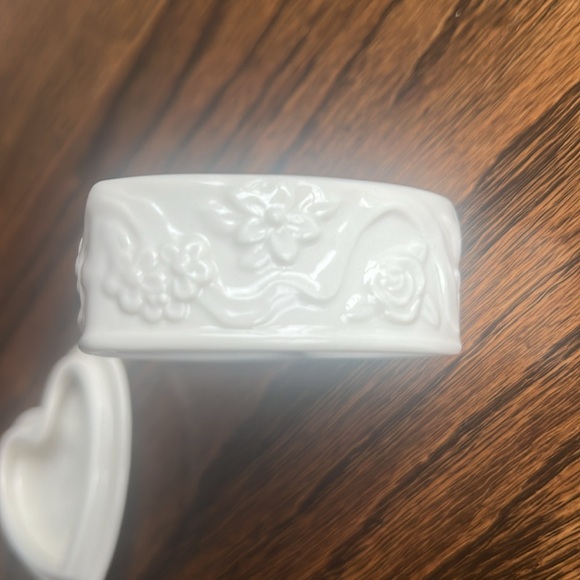 Lenox Wedding Promises heart shaped porcelain box with lid - Picture 4 of 4